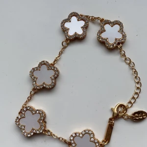 Guldigt blommigt armband - Använt några gånger, säljer för jag ej använder det längre och det är lite för stort🫶🏼