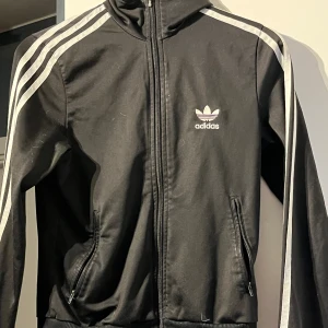 Adidas tracksuit ❗️❗️ - Den är storlek small och har knappt blivit använd så den är i jätte bra skick. Skriv gärna om du har frågor😁😁pris går att diskuteras 