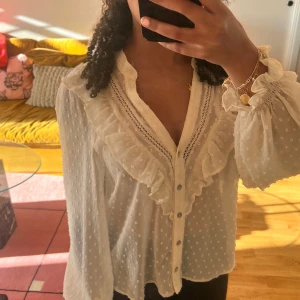 Blus - Jättegullig vit prickig  blus från Zara, använt fåtal gånger💖💖pris kan diskuteras!