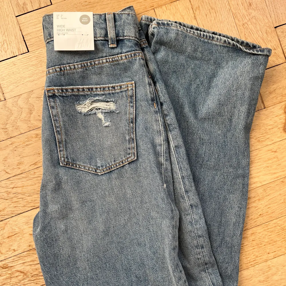 Säljer dessa fina ljusblå jeans då de aldrig kommit till användning. Långa ben, högmidjade med snygga slitningar. 💞 Helt nya med lappen kvar! Nypris 299 kr.. Jeans & Byxor.