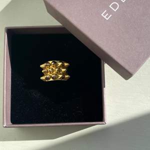 Säljer nu den här jättefina Edblad ringen i storlek M/17,5 som jag inte använt mycket alls för att den är för liten 💕