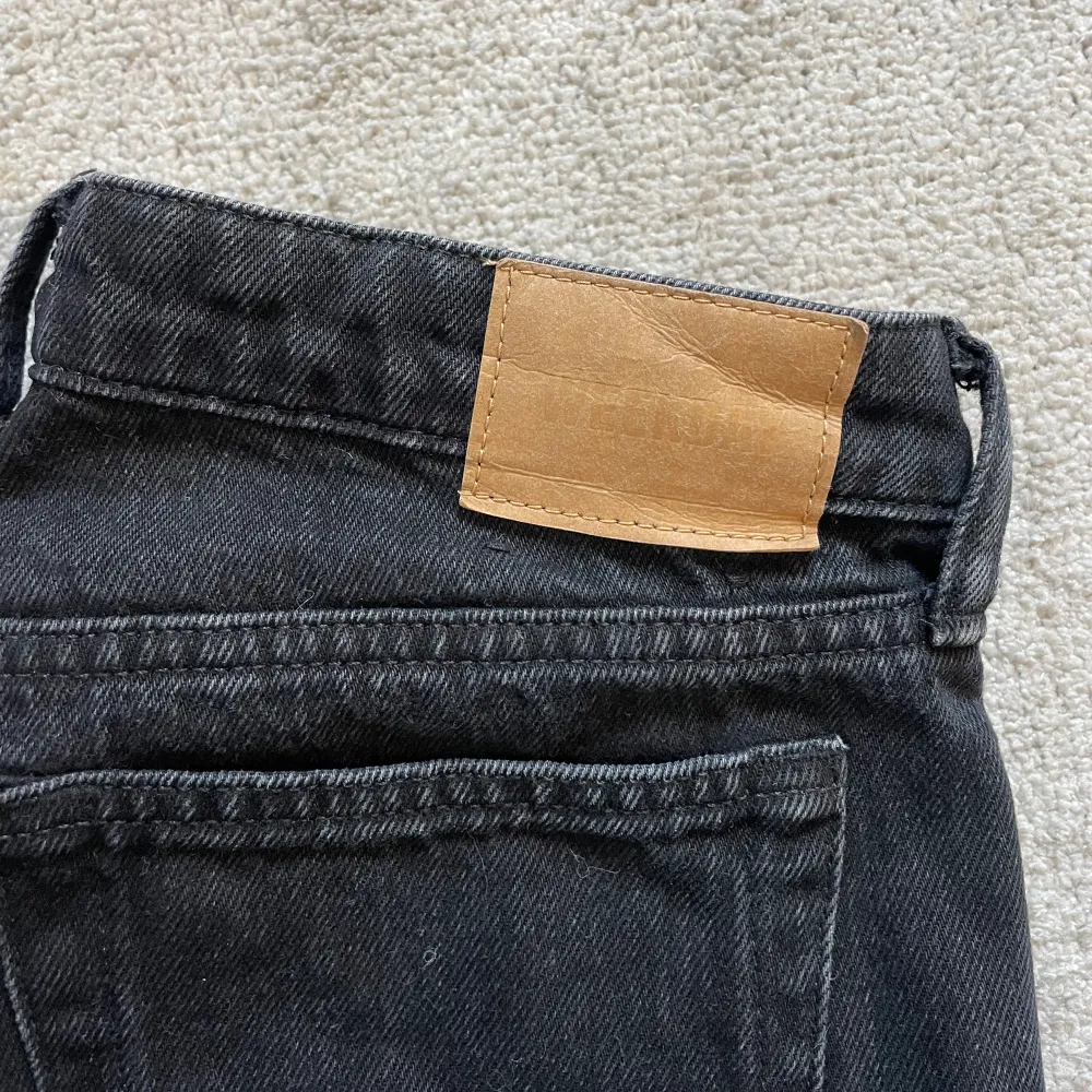 Jättefina jeans från Weekday i storlek 25/34. De är i fint skick då jag endast använt de ett par gånger. Köparen står för frakten🖤. Jeans & Byxor.