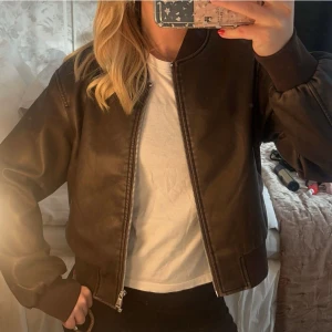 Skinnjacka bomber  - En helt ny skinnjacka i bomber modell, tyvärr aldrig använd så helt ny! Lappen sitter inte kvar, nypris 699💗