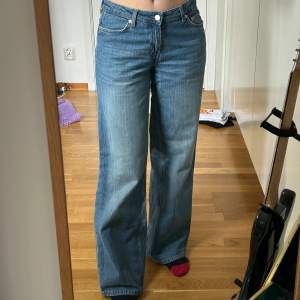 Baggy weekday jeans! I modellen ample low loose jeans. Säljs då de inte kommer till användning längre. 🌷