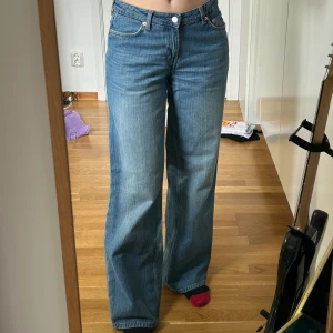 Baggy weekday jeans! 👖  - Baggy weekday jeans! I modellen ample low loose jeans. Säljs då de inte kommer till användning längre. 🌷