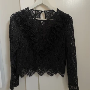 Zara blus  - Säljer min jätte snygga zara blus! Jätte fin nu till våren och sommaren! Knappt använd och i fint skick💘💘