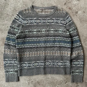 Vintage stickad sweater sweatshirt tröja - Vintage mönstrad tröja i mycket bra skick. Storlek S men sitter som XS.  Passar lika snyggt på tjejer som på killar. Armhåla till armhåla: 47cm Total längd: 57cm