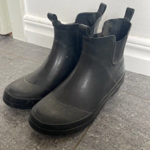 Låga stövlar - Säljer dessa fina låga svarta stövlar. Superfina utanpå men slitna inuti, därav priset. Dock inget som stör enligt mig. 
