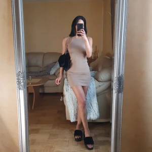 Ribbad Klänning från Nelly  - Ljusbrun kort klänning med brottar rygg och tunna band, är i jätte skönt material men kommer tyvärr ej till uppvisning längre.🦘🦘 •Jag är 173cm (xs) •Alltid nytvättat innan utskick