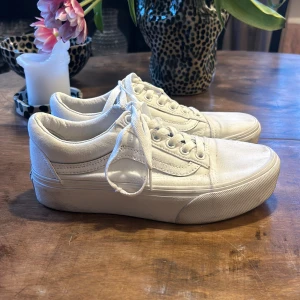 Vita vans med platå 36,5 - Vita vans med platå i fina skick, knappt använda.   Storlek 36,5