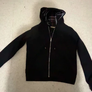 Burberry kofta - Storleken är S/M Den är top kvalitet 