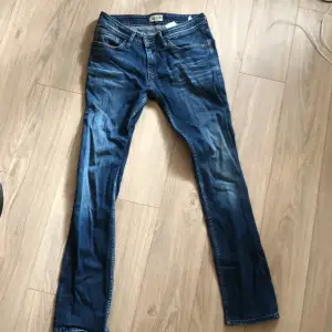 Säljer dessa hilfiger jeans som är i storlek 30/32, skick 8,5/10. Det är slim/straight fit på byxorna Priset är inte hugget i sten så det går att förhandla 