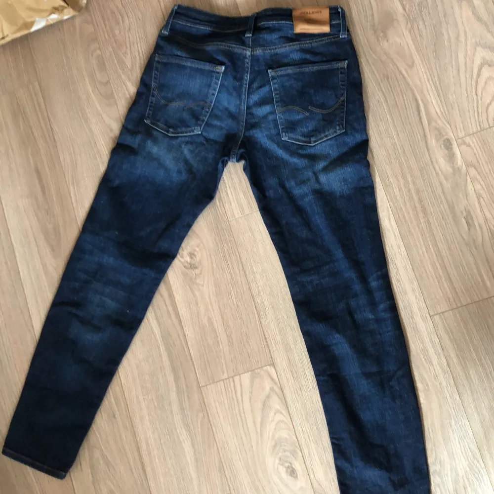 Säljer detta par fina jack@jones jeans som är i storlek 30/32 och är 9,5/10 i skick Priset är inte hugget i sten då går att förhandla . Jeans & Byxor.