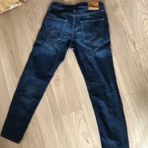 Säljer detta par fina jack@jones jeans som är i storlek 30/32 och är 9,5/10 i skick Priset är inte hugget i sten då går att förhandla 