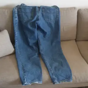 Säljer dessa jeans pga att de inte kommer till användning längre. De är sparsamt använda, och har mycket kvar att ge! Säljer de för ett lågt pris pga att jag har haft de ett tag.  Vid fler frågor, skriv gärna till mig privat! Mvh.