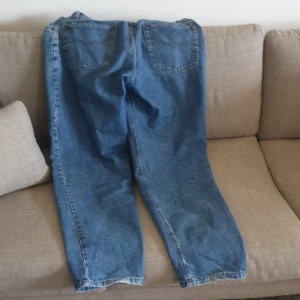 Hugo Boss jeans - Säljer dessa jeans pga att de inte kommer till användning längre. De är sparsamt använda, och har mycket kvar att ge! Säljer de för ett lågt pris pga att jag har haft de ett tag.  Vid fler frågor, skriv gärna till mig privat! Mvh.