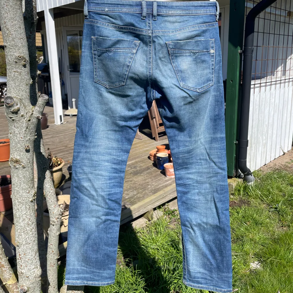Diesel jeans Slim-tapered fit, Bra kondition slitaget är där från början! Storlek w28 l30. Jeans & Byxor.