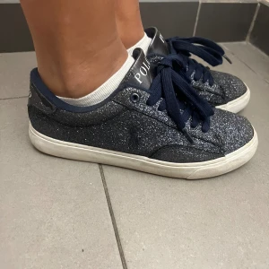Glittriga Ralph Lauren skor - Säljer dessa jättefina trendiga Ralph Lauren då de inte kommer till användning längre💕 De är väl använda men fortförande fina! Kontakta vid frågor eller fler bilder!
