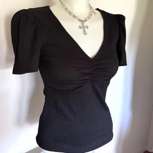 Fin tröja - Säljer min knappt använda tröja från BikBok, storlek XS men passar S , 220 