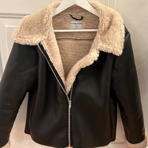 Teddy jacka med skinn - Teddy jacka i skin, från clarie rose kollektion med nakd som är helt slutsåld🥰🥰topp skick 