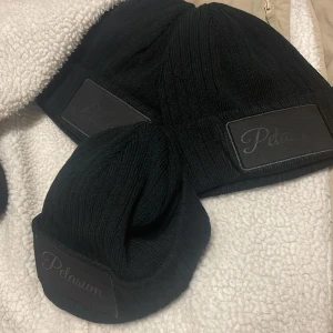 Mössa - Bekväm, stilren mössa med bra kvalitet som vi jobbat med att tagit fram under vårat UF år. Loggan Petasum står för mössa på latin