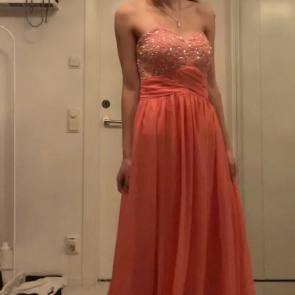 Säljer denna jötte fina rosa halv glittriga balklänningen som inte kommer till användning 💕 skriv för flera bilder Priset kan diskuteras . Mekot.