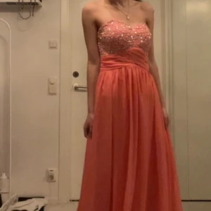 Balkläning  - Säljer denna jötte fina rosa halv glittriga balklänningen som inte kommer till användning 💕 skriv för flera bilder  Priset kan diskuteras  