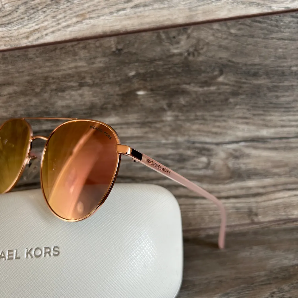 Säljer dessa rosa Michael Kors solglasögon som är använda fåtal gånger och är i bra skick. Köpta för 1000kr och säljer för 320kr. Accessoarer.