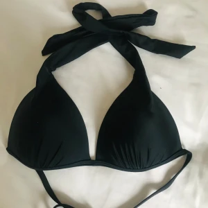Super fin bikini topp  - Pefekta bikini toppen inför sommaren. Basic och passat nästan till allt.  