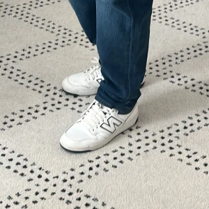 New balance skor  - Fint skick, lite smutsiga men det är bara att tvätta bort det! Nypris 1100 mitt pris 700