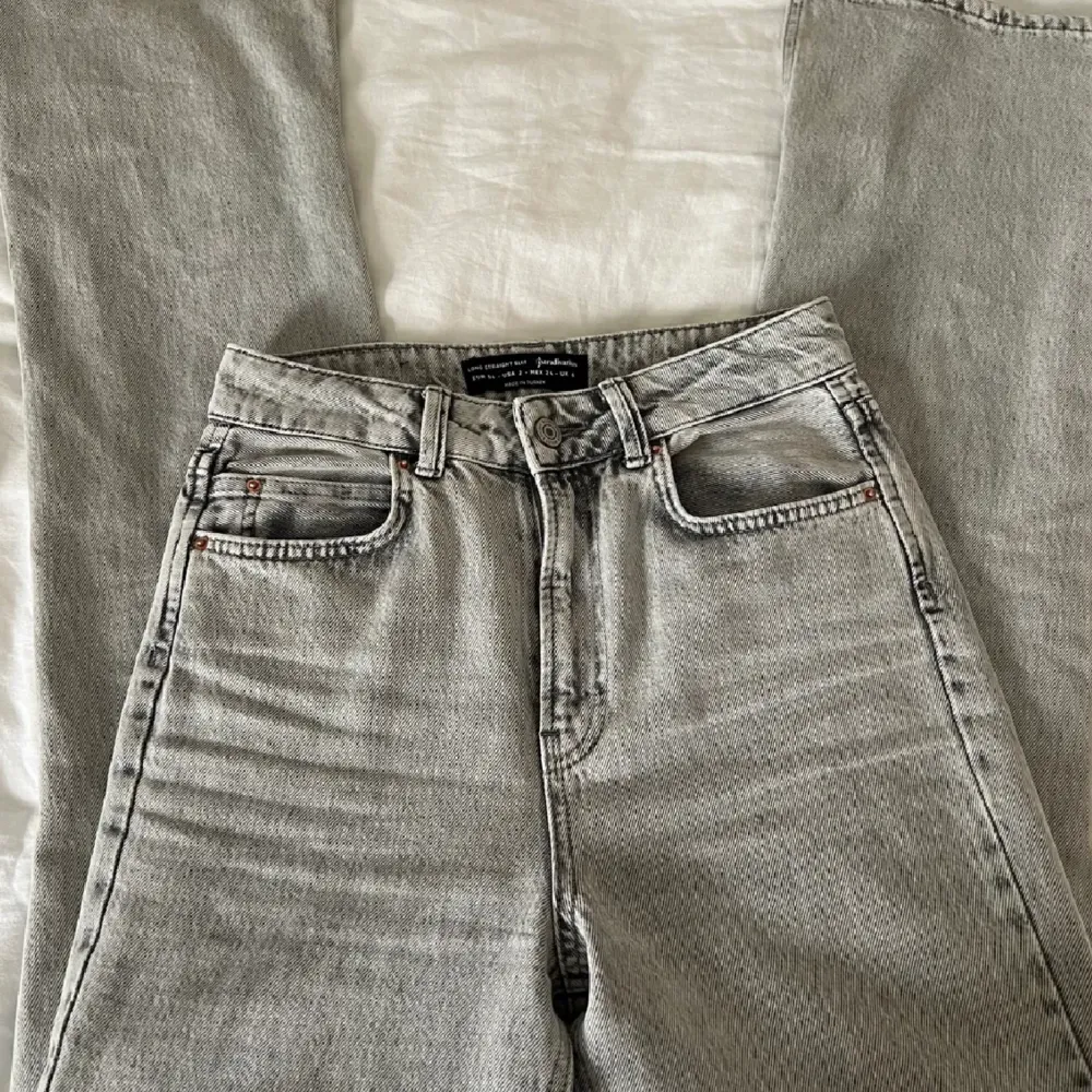 stradivarius gråa jeans. storlek xs . Jeans & Byxor.