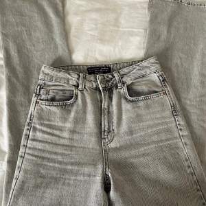 stradivarius gråa jeans. storlek xs 