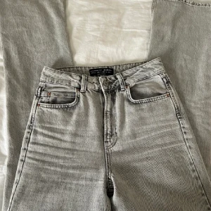 Stradivarius gråa jeans  - stradivarius gråa jeans. storlek xs 