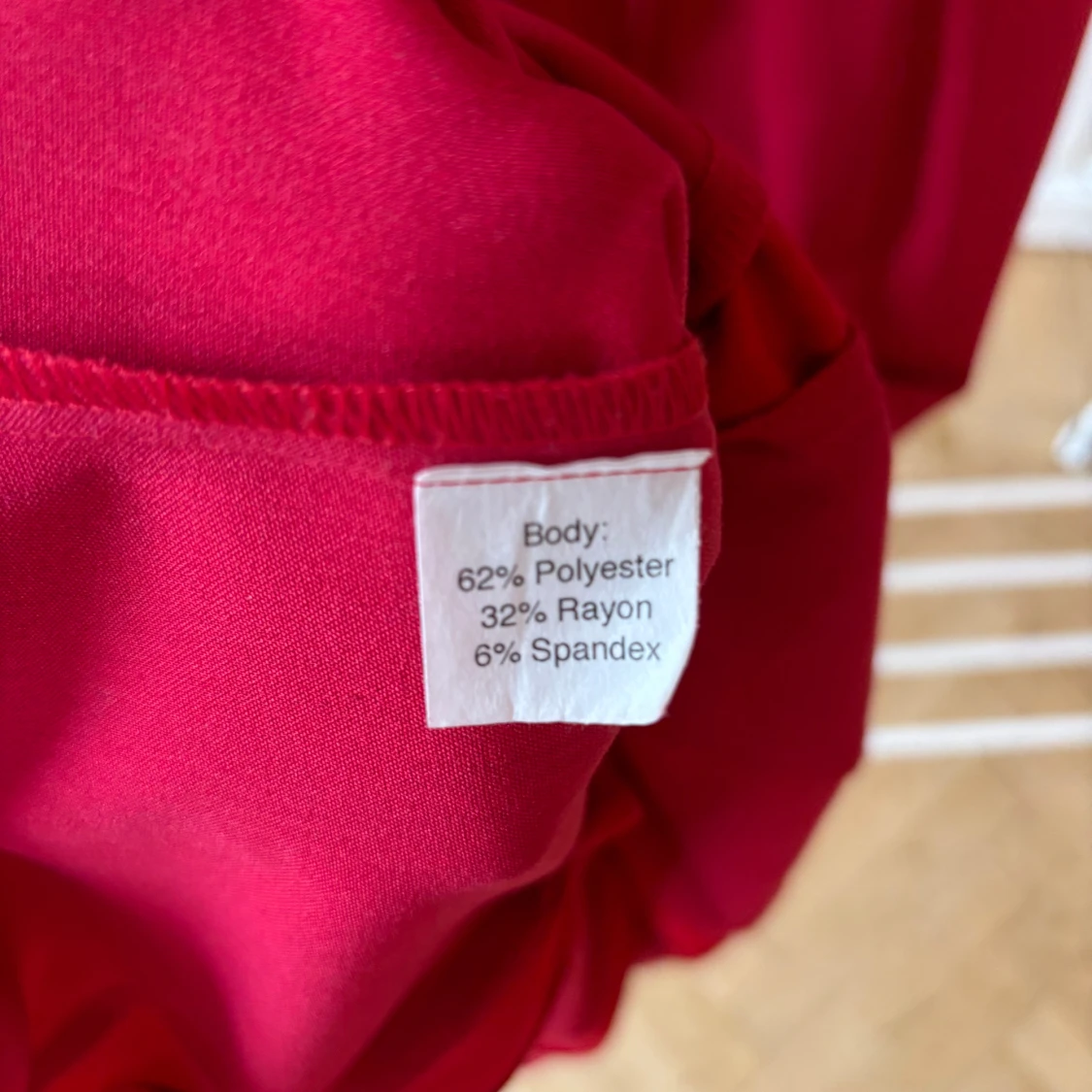 Röd klänning, Stop Staring! - 92