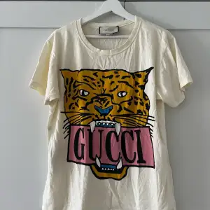 Säljer min Gucci T-shirt för den inte kommer till så mycket användning   Svår att få tag i  Storlek small.   Kvitto finns