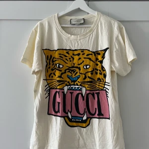 Gucci T-shirt  - Säljer min Gucci T-shirt för den inte kommer till så mycket användning   Svår att få tag i  Storlek small.   Kvitto finns