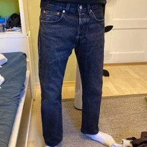 Levi’s 501 jeans - Svarta levi’s jeans i jättebra skick. Färgen syns bättre på andra bilden.  Frakt tillkommer. 🙌