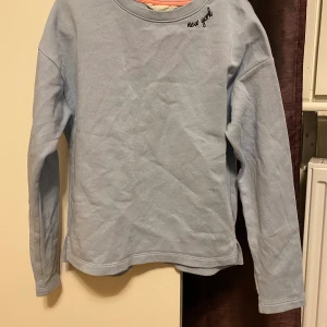 Tröja strl 146/152 - Begagnat skick. Såg en fläck när jag skulle fota, se bild 2. Har inte försökt att få bort den så vet inte om den sitter fast. Jag är väldigt mån om mina köpare. Skulle du vara missnöjd med ditt köp så ta gärna kontakt med mig innan dåligt omdöme.
