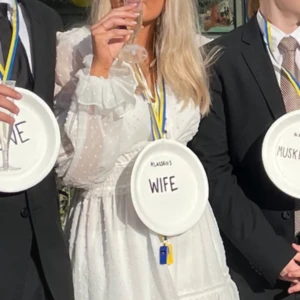 Studentklänning! - Nu säljer jag min fina studentklänning som bara är använd 1 gång!  Lätt genomskinlig men var inget problem för mig.  Storlek 38/M!