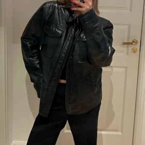 Vintage skinnjacka oversize S  - Vintage oversize skinnjacka i äkta skinn. Jackan är i perfekt skick.  Storlek:  S (oversize). 