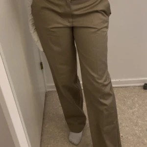 Kostymbyxor  - Kostymbyxor/Chinos från Pull&Bear Oanvända med prislapp på strl 36!