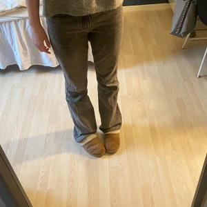 Jeans - Gråa boot cut jeans. Använda ganska mycket, säljer då dom inte passar mig längre. Dom är lite trasiga längst ner för jag trampat på dom.🩶