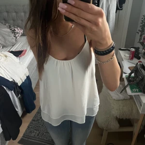 Vit blus/topp - Vit blus/topp köpt på HM, aldrig använd. fint skick.