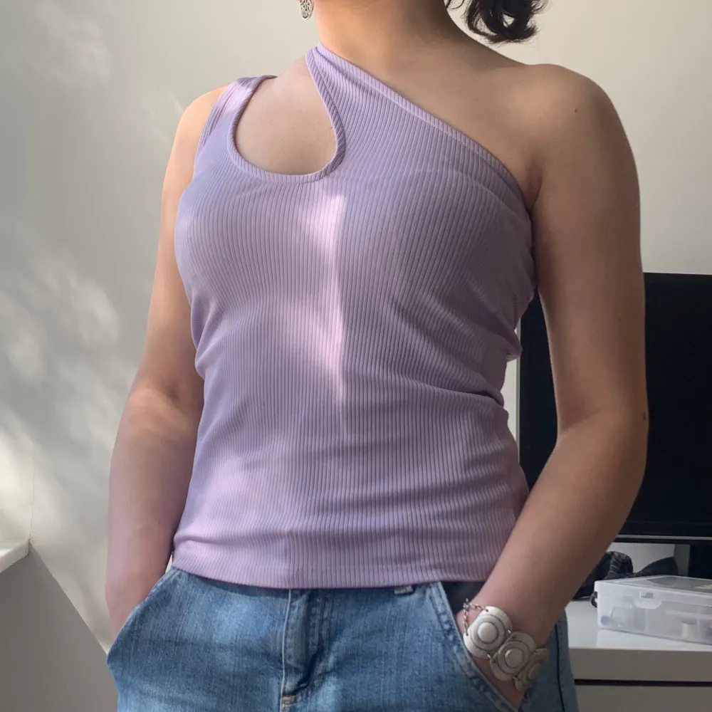 Asymmetrical lilac top, I love the top but it doesn’t fit well anymore. Condition is like new and the fabric is really good quality.. Toppar.
