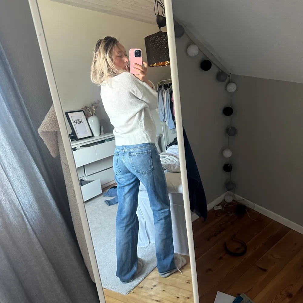 Populära jeans från zara! Låg midja och raka i benen 🙏🏻 bra skick!. Jeans & Byxor.