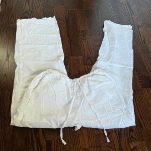 Linne byxor - Säljer ett par low waist linne byxor i stolek xs från Gina. Helt i nysik