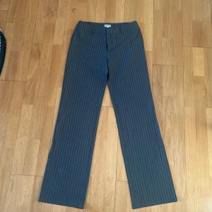 Madlady kostymbyxor  - Säljer mina madladykostymbyxor för dom var för små. Dom är gråa med vita ränder och i storlek 38, extra tall