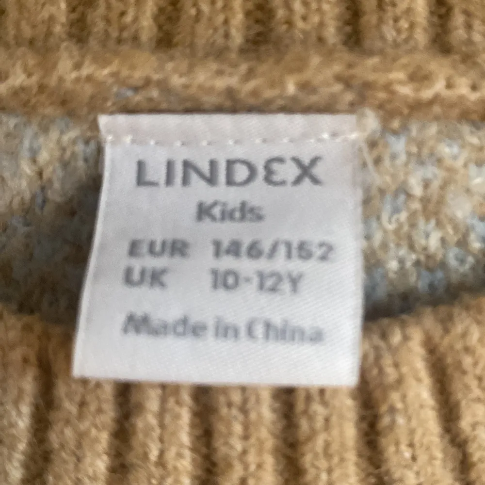 Säljer en stickad tröja i storlek 10-12 från Lindex i ljus brun . Tröjor & Koftor.