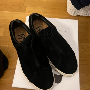 Eytys skor - Säljer dessa snygga eytys som är använda en gång och säljer dom för att dom inte kommer till användning. Kartongen ingår och skorna är i nyskick, dom är köpta för 2000kr💞