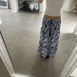 Långkjol - En somrig långkjol från Lindex. Köpte förra året men kommer inte så till användning. Jättefint skick förutom ett litet hål längst ner där bak(kolla sista bilden) som lätt går att fixa! I storlek M men passar super på S och Xs om man drar åt i snörena